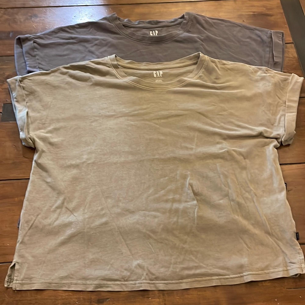 Gap woman’s casual t-shirt lot of 2 - size medium
